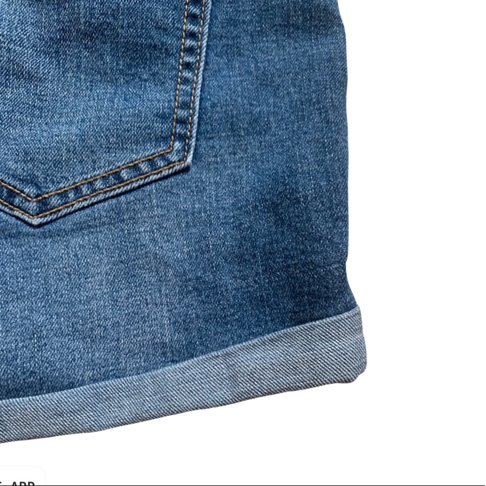Old Navy Blue Denim Boyfriend Reg Jean Shorts Dune Wash Cuffed Hem Size 6 - Picture 6 of 13